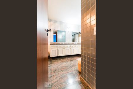 Apartamento à venda com 238m², 4 quartos e 4 vagasBanheiro Suíte 3