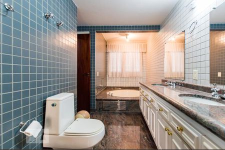 Apartamento à venda com 238m², 4 quartos e 4 vagasBanheiro Suíte 3