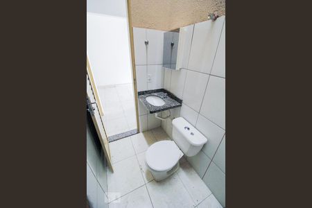 Casa de condomínio para alugar com 56m², 2 quartos e 1 vaga Casa de condomínio para alugar com 56m², 2 quartos e 1 vagaBanheiro