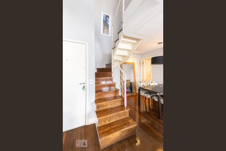 Apartamento à venda com 70m², 1 quarto e 2 vagas Apartamento à venda com 70m², 1 quarto e 2 vagasEscada