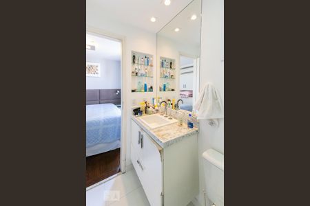 Apartamento à venda com 70m², 1 quarto e 2 vagas Apartamento à venda com 70m², 1 quarto e 2 vagasBanheiro da Suíte