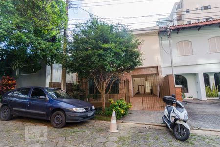 Casa à venda com 242m², 4 quartos e 2 vagasFachada