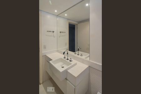 Apartamento para alugar com 130m², 2 quartos e 2 vagasBanheiro