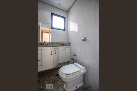Banheiro social de apartamento à venda com 3 quartos, 113m² em Sumaré, São Paulo