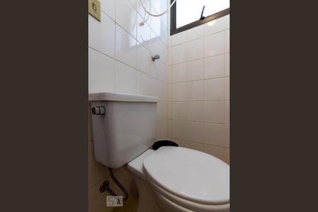 Banheiro de serviço de apartamento à venda com 3 quartos, 110m² em Cambuí, Campinas