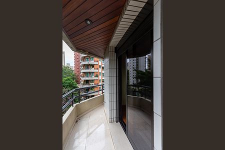 Varanda da suíte 1 de apartamento para alugar com 4 quartos, 237m² em Vila Suzana, São Paulo