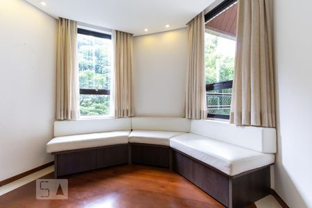 Sala de tv de apartamento para alugar com 4 quartos, 237m² em Vila Suzana, São Paulo