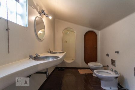 Casa à venda com 1600m², 6 quartos e 6 vagas Casa à venda com 1600m², 6 quartos e 6 vagasBanheiro