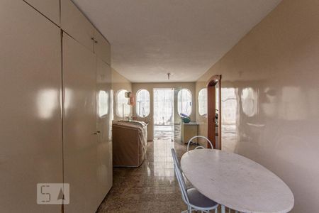 Casa à venda com 1600m², 6 quartos e 6 vagas Casa à venda com 1600m², 6 quartos e 6 vagasÁrea de Serviço