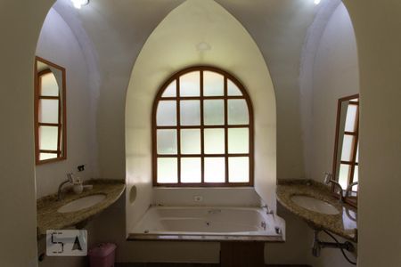 Casa à venda com 1600m², 6 quartos e 6 vagas Casa à venda com 1600m², 6 quartos e 6 vagasBanheiro da Suíte 1