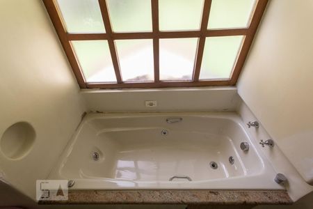 Casa à venda com 1600m², 6 quartos e 6 vagas Casa à venda com 1600m², 6 quartos e 6 vagasBanheiro da Suíte 1