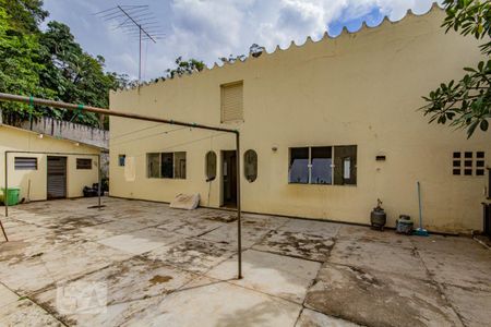 Casa à venda com 1600m², 6 quartos e 6 vagas Casa à venda com 1600m², 6 quartos e 6 vagasFundos