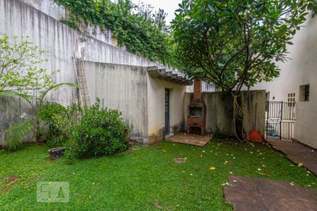 Casa à venda com 1600m², 6 quartos e 6 vagas Casa à venda com 1600m², 6 quartos e 6 vagasQuintal (Fundos)
