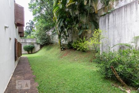 Casa à venda com 1600m², 6 quartos e 6 vagas Casa à venda com 1600m², 6 quartos e 6 vagasQuintal (Fundos)