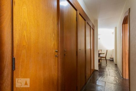Casa à venda com 1600m², 6 quartos e 6 vagas Casa à venda com 1600m², 6 quartos e 6 vagasRoupeiro