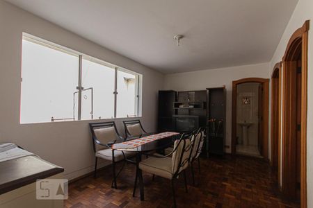 Casa à venda com 1600m², 6 quartos e 6 vagas Casa à venda com 1600m², 6 quartos e 6 vagasDependências de Empregados
