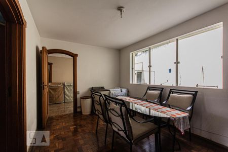 Casa à venda com 1600m², 6 quartos e 6 vagas Casa à venda com 1600m², 6 quartos e 6 vagasDependências de Empregados