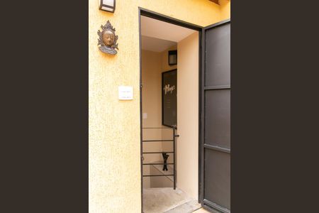 Casa à venda com 200m², 3 quartos e 2 vagas Casa à venda com 200m², 3 quartos e 2 vagasEscada que liga área da churrasqueira com a garagem