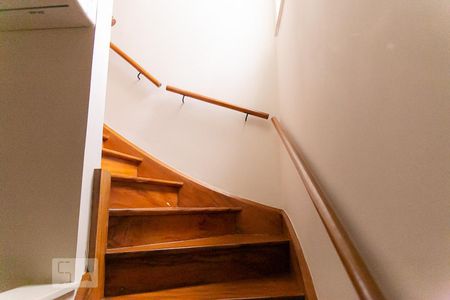 Casa à venda com 200m², 3 quartos e 2 vagas Casa à venda com 200m², 3 quartos e 2 vagasEscadas