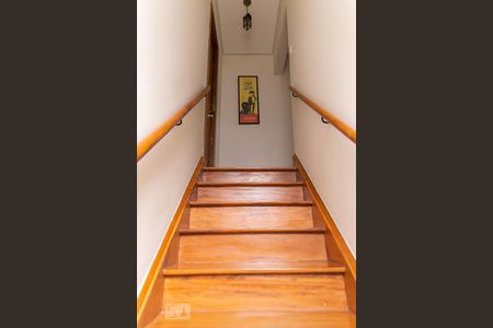 Casa à venda com 200m², 3 quartos e 2 vagas Casa à venda com 200m², 3 quartos e 2 vagasEscadas