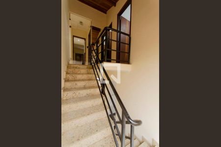 Casa de condomínio à venda com 144m², 3 quartos e 2 vagasEscada