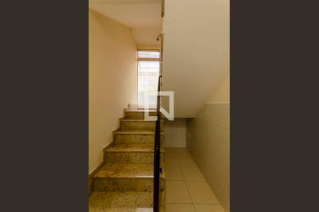 Casa de condomínio à venda com 144m², 3 quartos e 2 vagasEscada