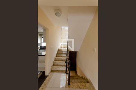 Casa de condomínio à venda com 144m², 3 quartos e 2 vagasEscada