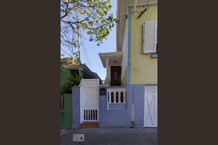 Casa à venda com 180m², 3 quartos e 2 vagas Casa à venda com 180m², 3 quartos e 2 vagasFachada