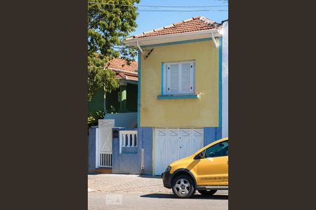 Casa à venda com 180m², 3 quartos e 2 vagas Casa à venda com 180m², 3 quartos e 2 vagasFachada