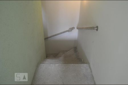 Casa para alugar com 250m², 3 quartos e 2 vagasEscada para o Salão