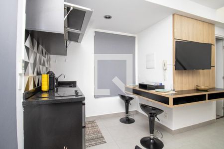 Cozinha-bancada com mesa  de apartamento para alugar com 1 quarto, 53m² em Vila Olímpia, São Paulo