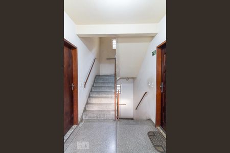Apartamento para alugar com 65m², 2 quartos e 1 vagaEscada de acesso ao apartamento