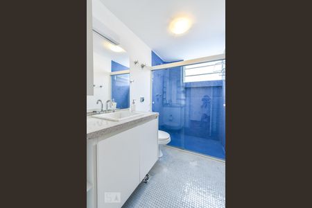 Banheiro de apartamento para alugar com 1 quarto, 55m² em Cerqueira César, São Paulo