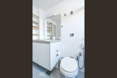 Banheiro de apartamento para alugar com 1 quarto, 55m² em Cerqueira César, São Paulo