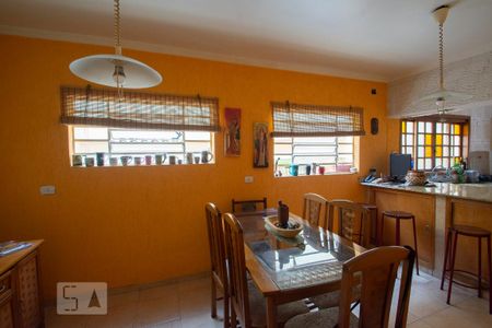 Casa para alugar com 169m², 3 quartos e 2 vagasCozinha 