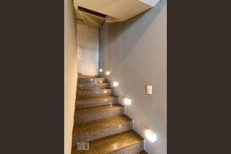 Casa de condomínio à venda com 700m², 5 quartos e 7 vagasEscada