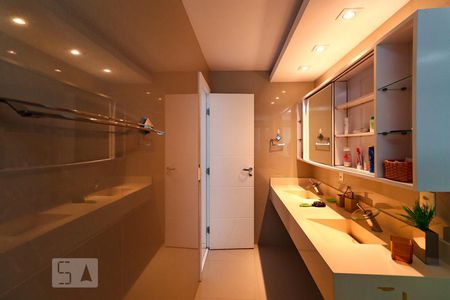 Casa de condomínio à venda com 700m², 5 quartos e 7 vagasBanheiro da Suíte 1