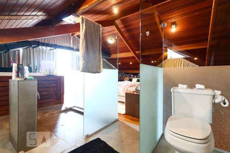 Casa de condomínio à venda com 700m², 5 quartos e 7 vagasBanheiro da Suíte 5