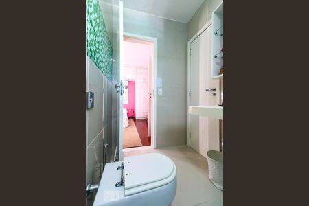 Casa de condomínio à venda com 700m², 5 quartos e 7 vagasBanheiro das Suítes 2 e 3