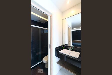 Casa de condomínio à venda com 700m², 5 quartos e 7 vagasBanheiro da Suíte 4