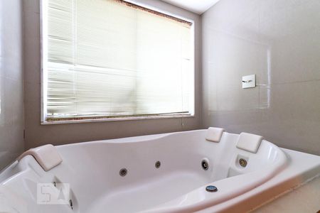 Casa de condomínio à venda com 700m², 5 quartos e 7 vagasBanheiro da Suíte 1