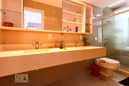 Casa de condomínio à venda com 700m², 5 quartos e 7 vagasBanheiro da Suíte 1