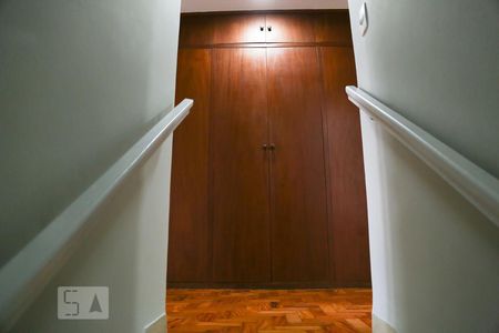 Escada de casa para alugar com 3 quartos, 159m² em Mirandópolis, São Paulo