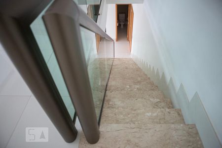 Apartamento para alugar com 420m², 5 quartos e 5 vagasEscada de acesso para o segundo piso