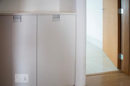 Apartamento para alugar com 420m², 5 quartos e 5 vagasCorredor - detalhe armário