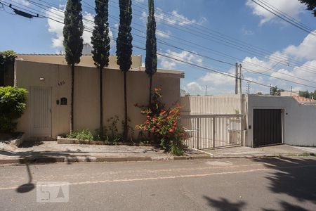 Casa à venda com 300m², 4 quartos e 4 vagas Casa à venda com 300m², 4 quartos e 4 vagasFachada da casa