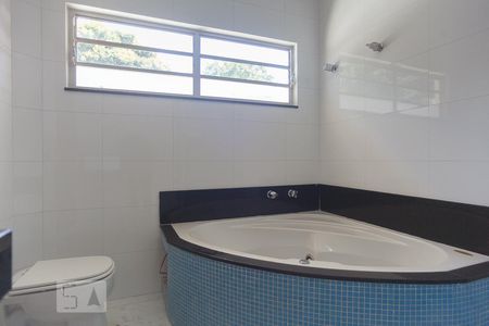 Casa à venda com 300m², 4 quartos e 4 vagas Casa à venda com 300m², 4 quartos e 4 vagasBanheiro da suíte 1