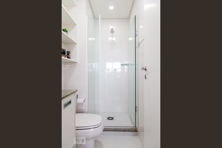 Banheiro de kitnet/studio para alugar com 1 quarto, 33m² em Centro, Curitiba