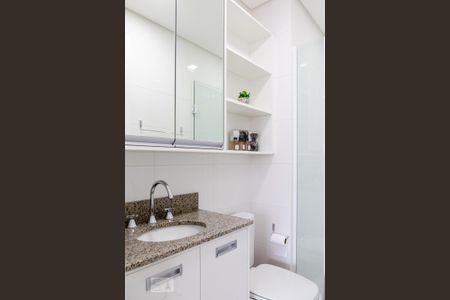 Banheiro de kitnet/studio para alugar com 1 quarto, 33m² em Centro, Curitiba