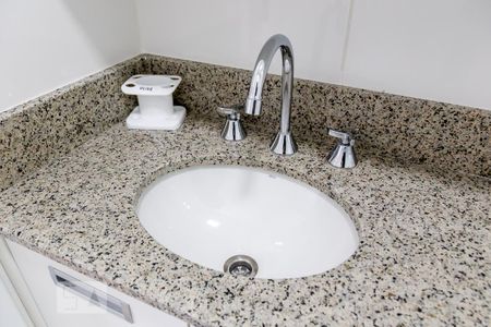 Detalhe banheiro de kitnet/studio para alugar com 1 quarto, 33m² em Centro, Curitiba